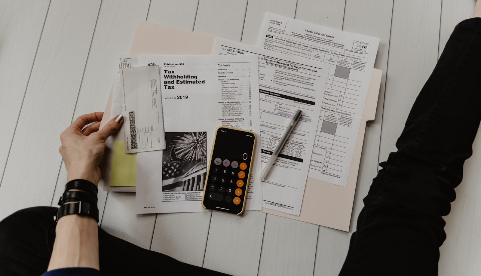 Documentación financiera sobre mesa de trabajo