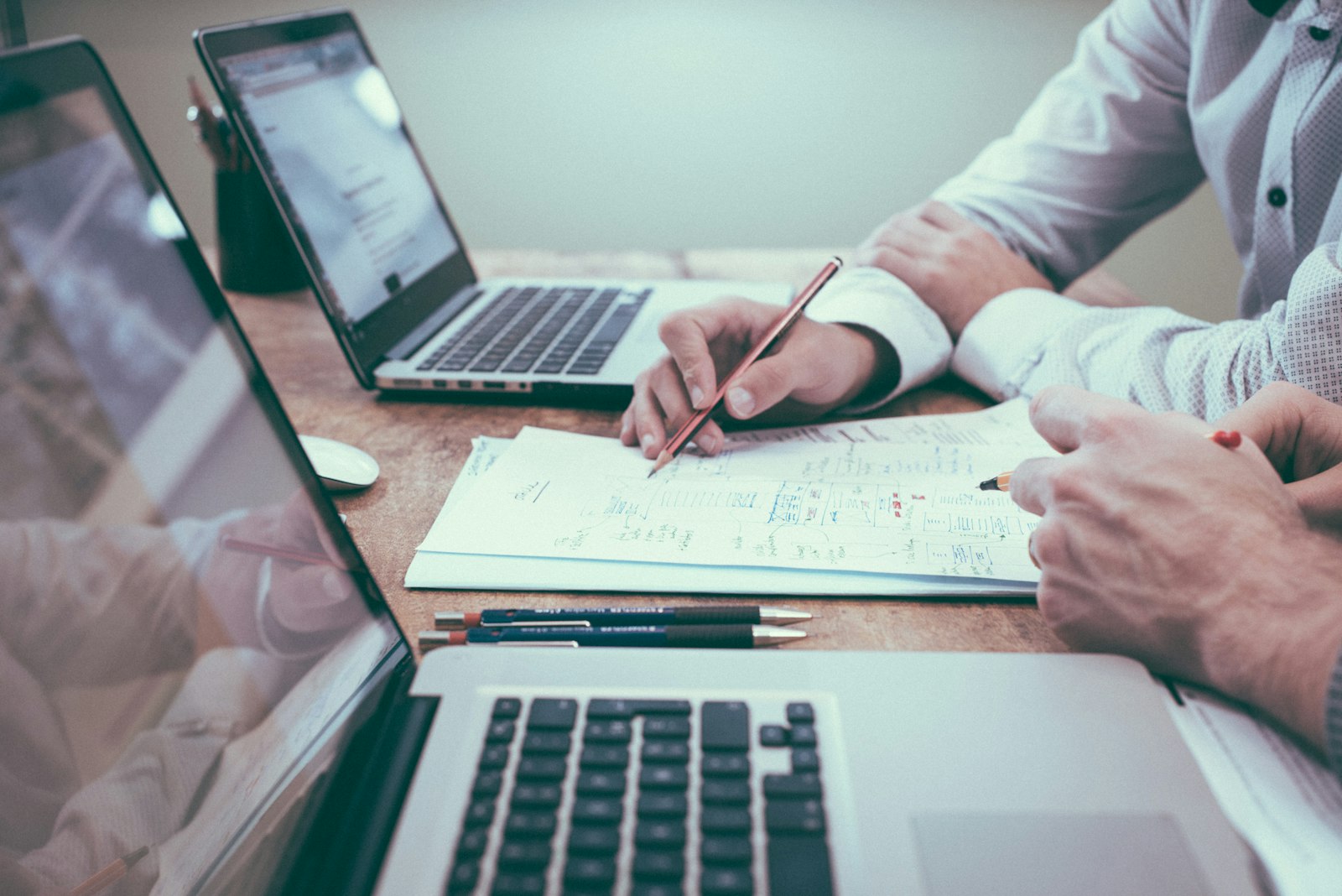 Mesa de trabajo con documentos y análisis